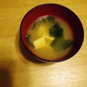 豆腐とわかめのあごだし味噌汁